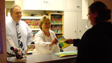 Los empleados disfrutan distribuir copias de El Camino a la Felicidad a sus clientes y asociados. 